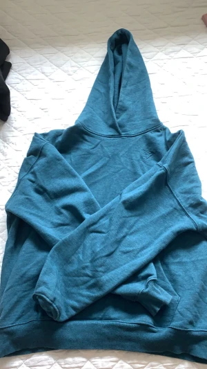 Gymshark hoodie - Använd 3-4 gånger så bra skick, den är storlek M men kort. Blå/grön aktig färg  Köpare står för frakt!