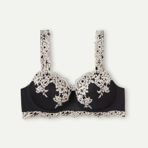 Intimissimi bh (helt ny) - Helt ny bh från Intimissimi i modellen ”Balconettebehå Sofia Pretty Flowers” i svart och vit färg. Säljs då det är fel storlek för mig, glömde byta i tid. Storlek 75B. Nypris ligger på 499kr.