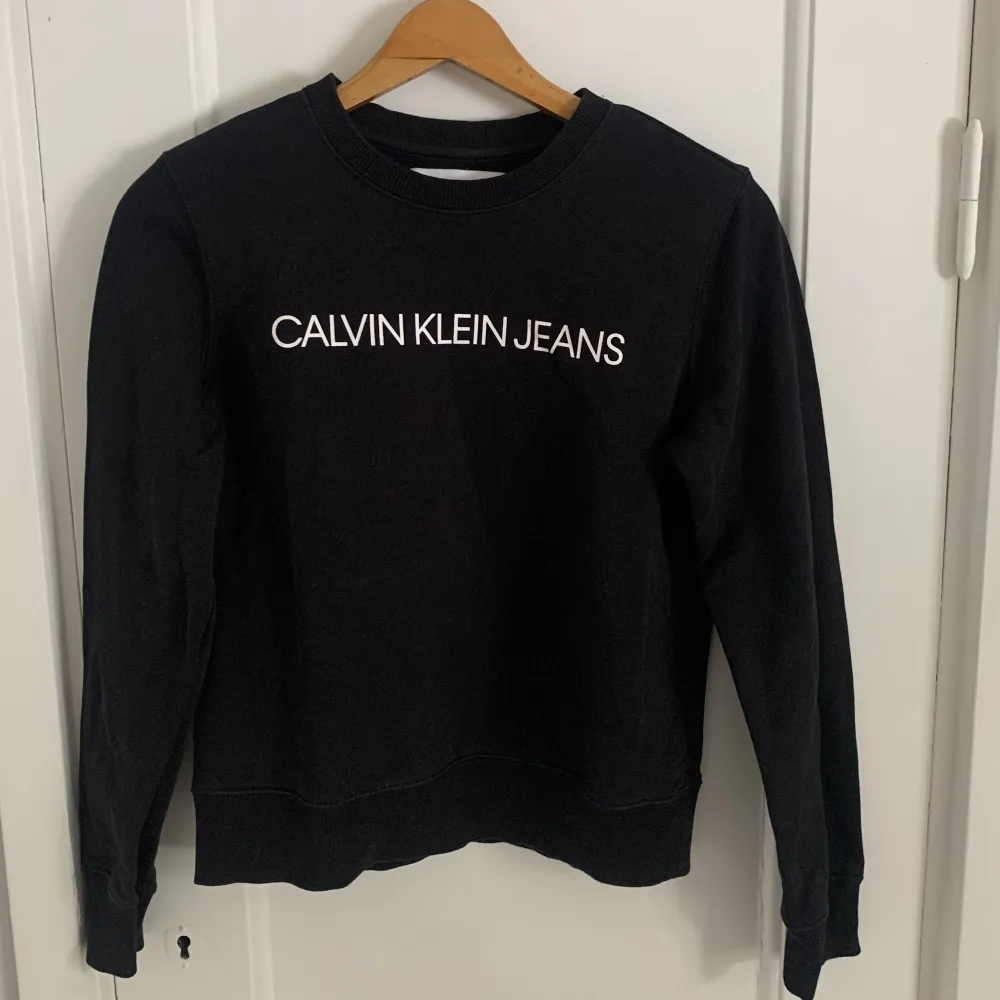 Svart Calvin Klein sweatshirt i storlek xs. Säljer då den inte passar mig storleksmässigt. Väldigt bra skick och sparsamt använd.. Tröjor & Koftor.