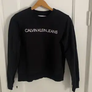 Svart Calvin Klein sweatshirt i storlek xs. Säljer då den inte passar mig storleksmässigt. Väldigt bra skick och sparsamt använd.