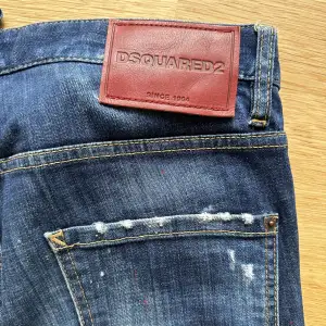 Ett par dsquared jeans med snygga detaljer. Strl 46 i italiensk storlek.