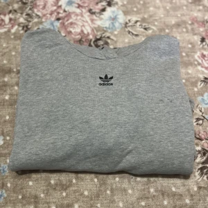 Adidas hoodie/tröja  - Fin Addis hoodie, 2 små fläckar men inget som syns tydligt. Säljer för 100kr