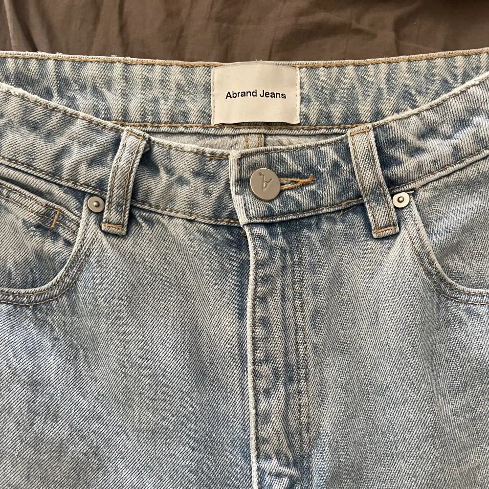 Vida jeans från Abrand i storlek 27. Köpte för 800kr och har använts två gånger.. Jeans & Byxor.