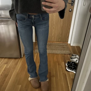 Lågmidjade bootcutjeans från American Eagle - Jättesnygga lågmidjade bootcutjeans från American Eagle. Väldigt stretchiga och långa i benen. Använda 3 gånger. Nyskick. Nypris var 700kr.