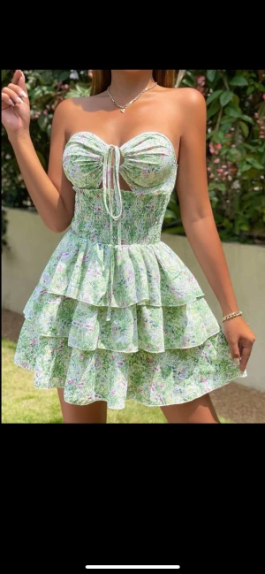 Sheinklänning - Säljer denna klänning då den inte kommer till andväning