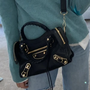 Balenciaga väska  - Säljer min fina balenciaga mini city bag med guld detaljer. Köpt för ca 12000kr och äktenhetsbevis medföljer.  
