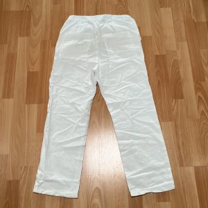 Linnebyxor - Vita linnebyxor från Zara, storlek S, skick 7/10 små fläckar (går bort)