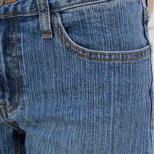 Low rised boot-cut jeans från brandy melville i ny skick! Sitter snyggt och är i kvalitativt material. Coola! Orginal pris ca 420kr
