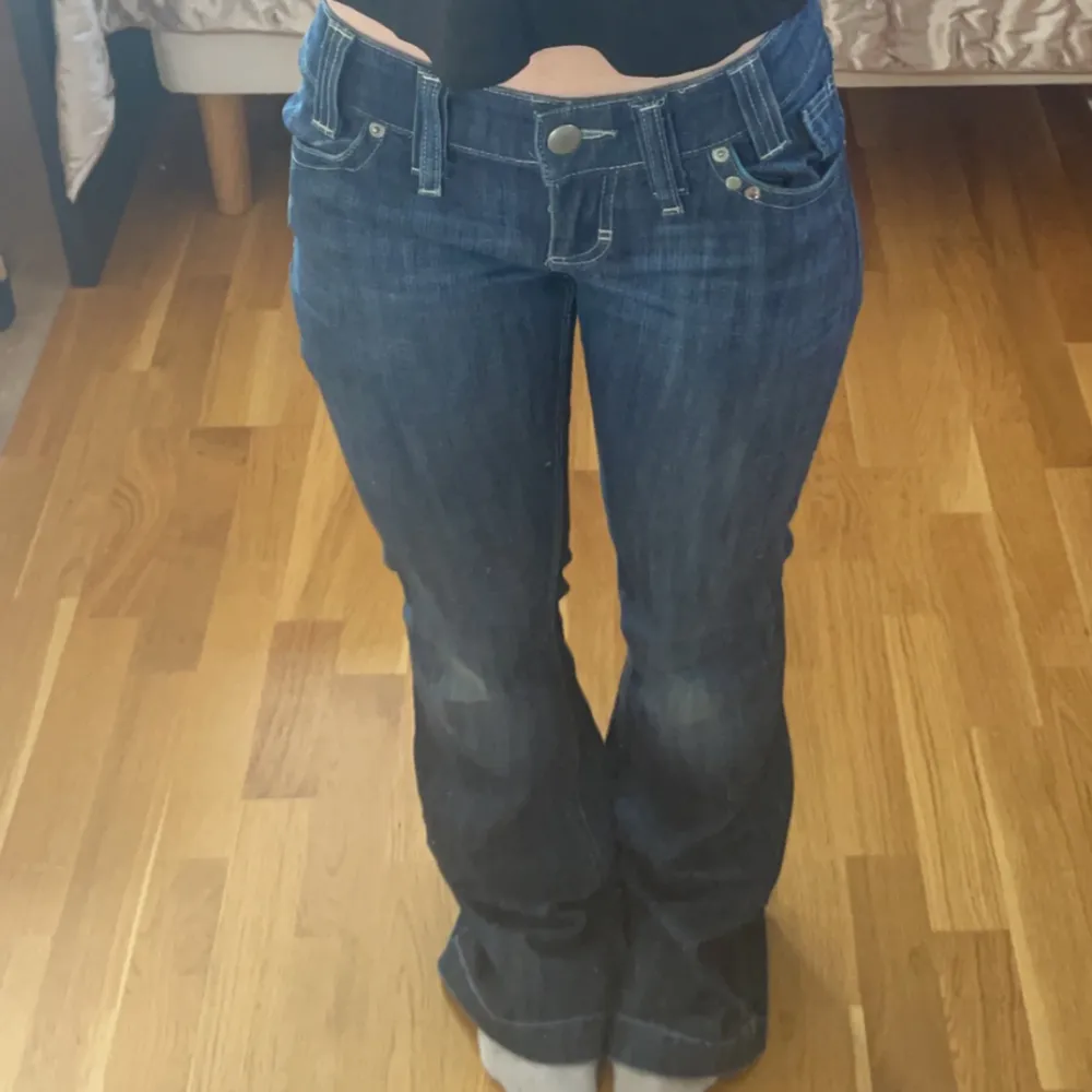 As coola och unika lågmidjade jeans. För långa på mig som är 161 (se första bilden). Jätte snygga fickor. Skriv vid intresse/frågor. Postar eller möts upp.. Jeans & Byxor.