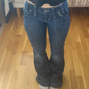 As coola och unika lågmidjade jeans. För långa på mig som är 161 (se första bilden). Jätte snygga fickor. Skriv vid intresse/frågor. Postar eller möts upp.