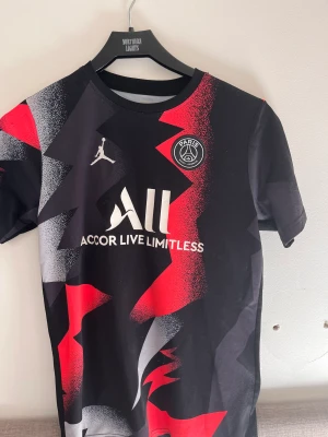Psg Jordan tröja - Säljer min psg f Jordan tröja då jag tyvärr vuxit ur den. Köpt i Frankrike 
