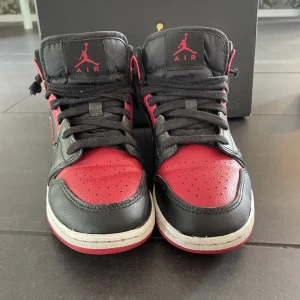 Jordan 1 röda och svarta - Använda men i gott skick. Nya skosnören behövs. 