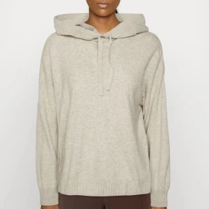 Beige stickad hoodie - Intressekoll på min snygga beiga GAP hoodie i storlek xs💕Nypris: 529kr! Perfekt nu till hösten💖 Buda i kommentarerna (LÅNAD BILD!)
