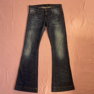 Jeans - Lågmidjade bootcut jeans🐚Köpta secondhand men passar inte längre. Möts gärna upp men kan även frakta (frakten kostar 66kr)