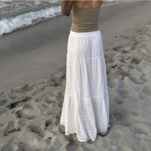 Vit lång kjol - Säljer en liknade kjol som på bilden. Skriv för egna bilder. Bra skick. Köpt i utomlands för 350kr. 