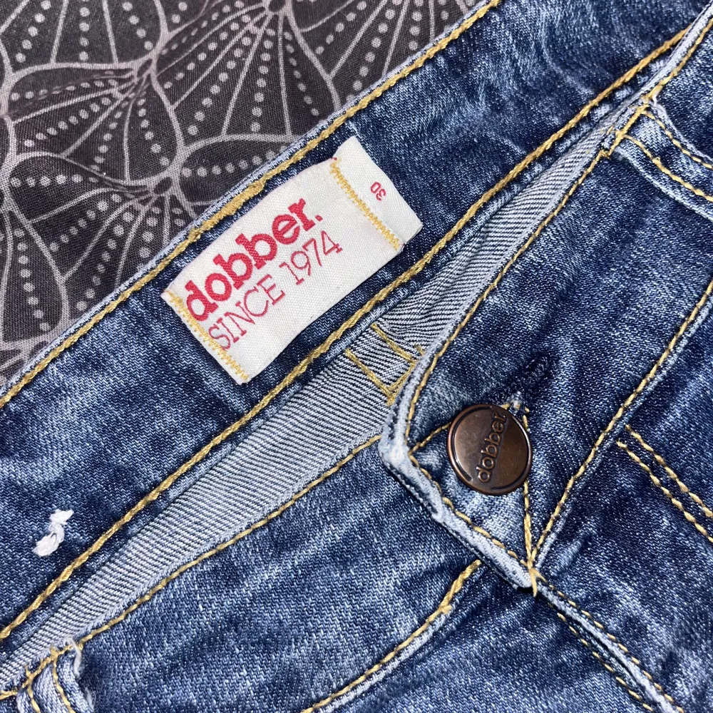 Super fina Dobber jeans men sälj pga ingen användning💕 De är för långa för mig som är 166💕. Jeans & Byxor.