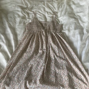 Sommarklänning  - Blommig sommarklänning från shein! Strl S Inget tecken på användning 💞