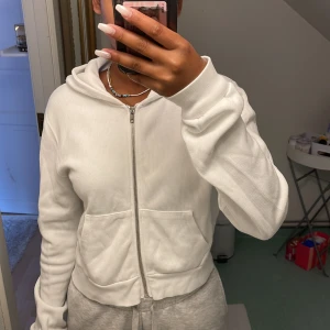 Vit hoodie - Säljer denna vita hoodien då den ej används❤️ köparen står för frakten🫶🏽