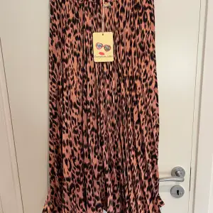Rosa leopard kjol från princess polly. Aldrig använd. Skick 10/10