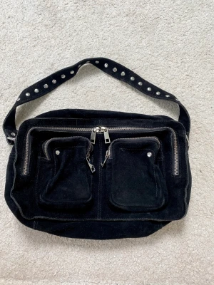 Núnoo axelväska  - Supersnygg svart axelväska från Núnoo🌸 Endast använt 2 gånger. 