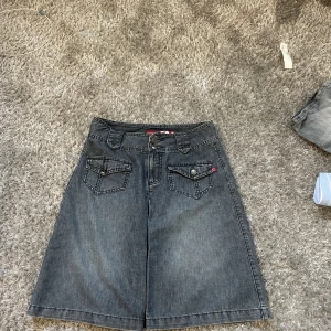 Number one jeans kjol - Oanvänd jeans kjol, med skönt material. Har tyvärr inte kommit till användning för mig därför säljer jag den