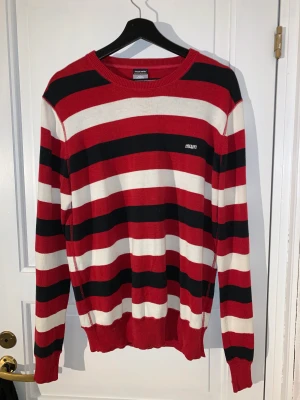 Stickad tröja  - Randig stickad tröja o bra skick, lite nopprig på sina ställen men annars fin  St XL 