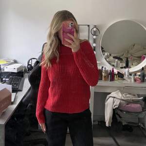 Fin röd stickad tröja i storlek 158-164 från Holly whyte säljer för att den ej kommer till användning💖