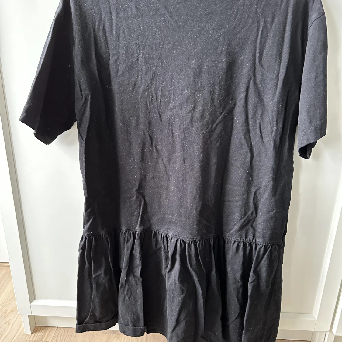 Svart klänning med volang - 90