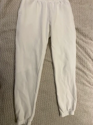 Mjukisbyxor - Vita mjukisbyxor för små för mig