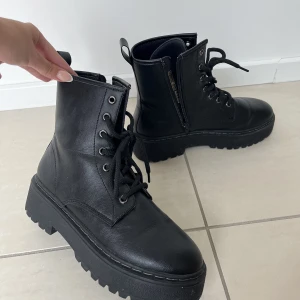 Skor - Jättefina skor som endast är använda 1 gång då det inte är min stil, pris kan diskuteras🤍