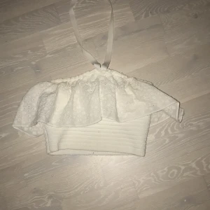 Volang topp❣️ - Säljer denna fina toppen från zara pågrund av att den inte kommer till användning❣️❣️Pris kan diskuteras!!!