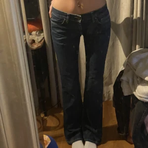 Fornarina jeans - Lågmidjade jeans typ helt oanvända inga slitningar eller nåt 84 Innerbenslängd jag är 173 till referens midjemått är 39 rakt över dem är lite för stora för mig å använder inte så mycket drf jag säljer