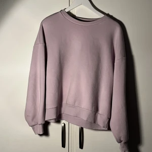 Lilla sweatshirt  - Lila sweatshirt från Gina Tricot. Säljer pga att den inte kommer till användning 