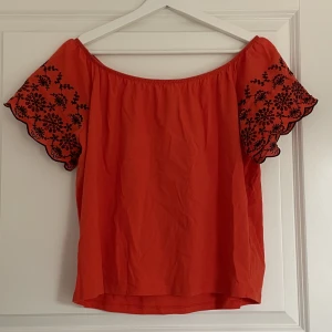 Röd topp - Den är i superbra skick och kan användas både som en vanlig tröja men även som en off-shoulder tröja🌟