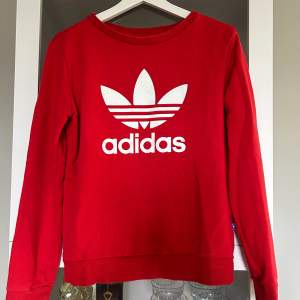 Röd Adidas sweatshirt Sparsamt använd  Storlek 34