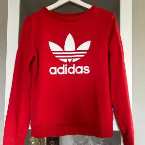 Röd Adidas sweatshirt Sparsamt använd  Storlek 34