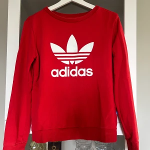 Röd adidas tröja - Röd Adidas sweatshirt Sparsamt använd  Storlek 34