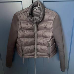 En croppad Zara jacka som knappt är använd, köpt för 599. Den har vanligt dun material på rygg och framsida, armarna är i något fleece material. 