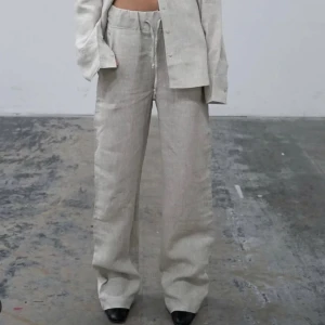 Linne byxor - Säljer mina linne byxor från A DSGN då jag har för många🤍Litet hål längst ner men inget som man ser eller lägger märke till. Har lagat de genom att sätta på tyg från insidan💕