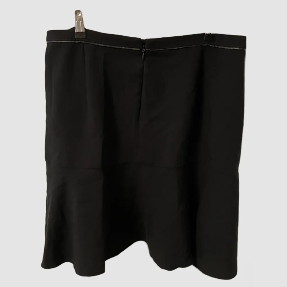 Lågmidjad svart kjol i storlek 44 (passar som 40-42!) använd ett fåtal gånger, därmed bra skick!   ❗️köparen står för frakt❗️. Kjolar.