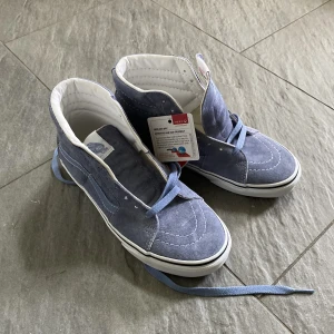 Vans skor sk8-hi - Snygga höga Vans i världens finaste färg!! I nyskick eftersom de är för små för mig. Kan skickas med kartongen. Passar 36-37 KOLLA MIN ANDRA ANNONS FÖR GRATIS FRAKT