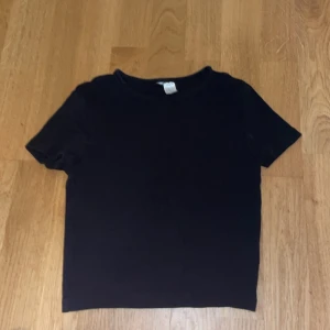 Svart kort tröja (magtröja) - Skön, bra skick 