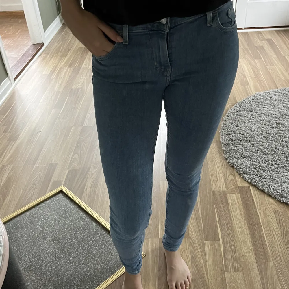Säljer dessa fina Levis jeans i modellen 710 super skinny. Endast använd ett par gånger, inköpta förra året. Jättefint skick ❤️ storleken är 26. Lagom långa på mig som är 173 cm, men går också vika upp om de är för långa 💙 . Jeans & Byxor.