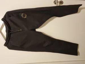 Hugo boss mjukisbyxor - Svarta mjukisbyxor med guldig detalj. Noppriga.