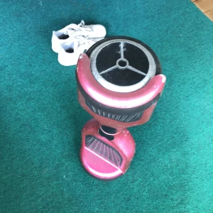 Airboard rosa metalic  - Fick den i julklapp för 1 år sedan men den kommer aldrig till användning för min del eftersom att jag fått problem med mina knän, har tyvärr ingen laddare då jag tappat bort den och den är lite skrapad men man kan måla över det💕 den funkar som helt ny!