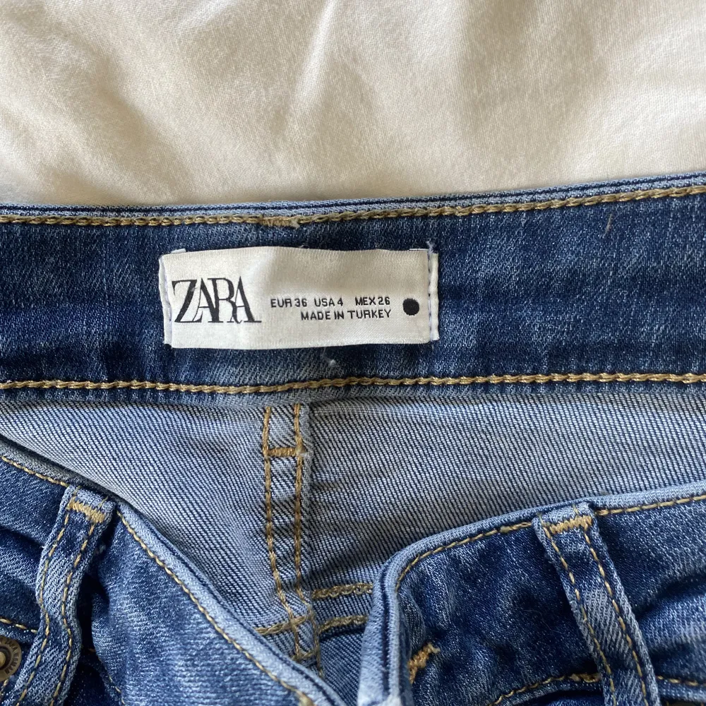 Säljer dessa bootcut jeans från zara som är för små för mig i storlek 36. Syns på sista bilden en liten del av en söm som börjar ge upp därav priset. Skicka privat för fler bilder🥰. Jeans & Byxor.