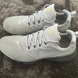 Nike presto fly - Säljer dessa skor i helt ok skick, använt en del men tagits väl hand om. Pris kan diskuteras vid snabb affär! 