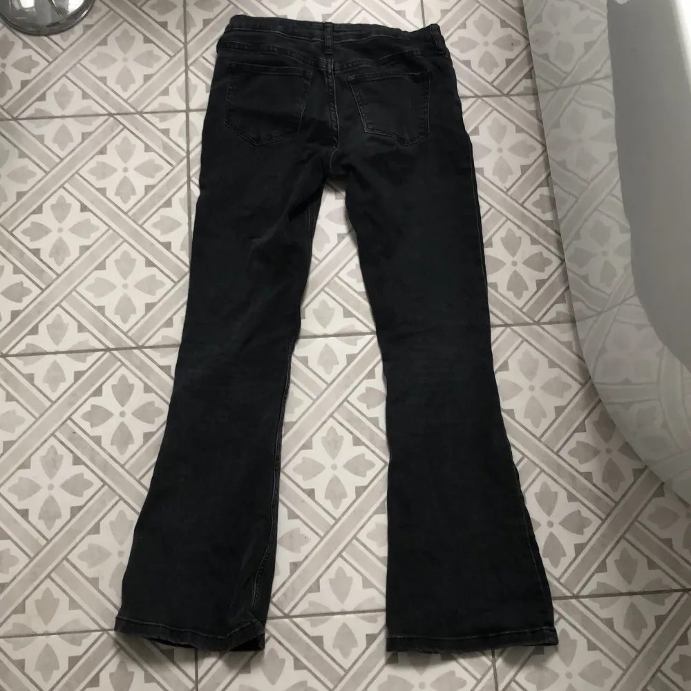 Svarta Flared Low waist denim jeans. . Jeans & Byxor.
