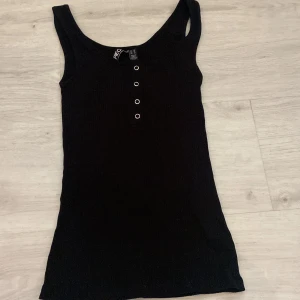 Linne  - Endast provat lappen är kvar på båda (gick inte att skicka tillbaka då jag hade haft dom ett tag)  (Frakten står alltid med i priset men om jag kan lämna det eller möta upp nån blir de billigare)    (Ny pris 149)  (150kr för båda och en för 80kr)