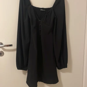 Svart klänning - Jag köpte den här klänningen förra sommaren vilket var synd då jag tycker om den jätte mycket. Dessvärre har jag växt ur den och nu får den åka till någon annan. 